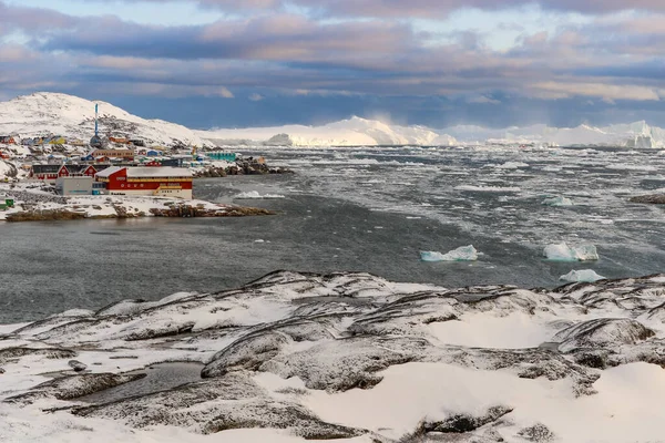 Небольшая Деревня Илулиссат Гренландии Знаменитым Ледником Илулиссат — стоковое фото