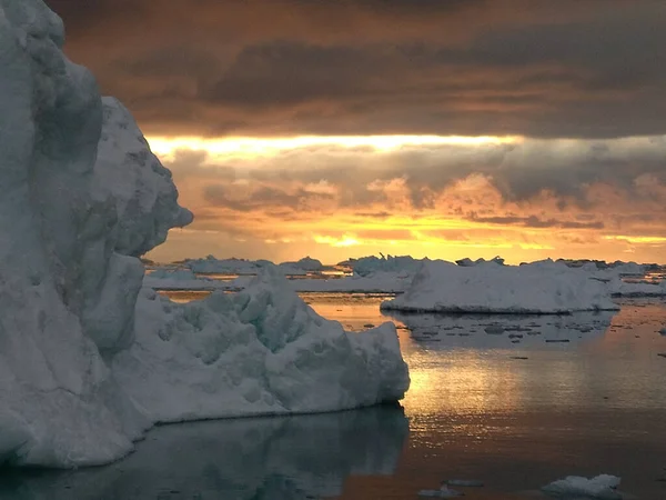 格陵兰的Ilulissat冰峡湾 有一座风景秀丽的冰山 — 图库照片