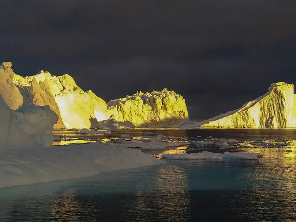Ілуліссатський Лідфьорд Гренландії Великим Мальовничим Айсбергом — стокове фото
