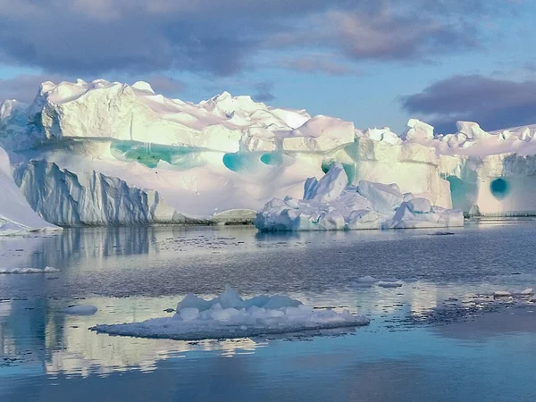 Ілуліссатський Лідфьорд Гренландії Великим Мальовничим Айсбергом — стокове фото