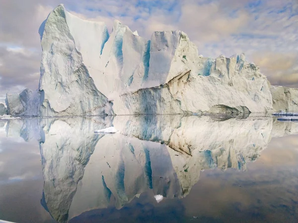 格陵兰的Ilulissat冰峡湾 有一座风景秀丽的冰山 — 图库照片