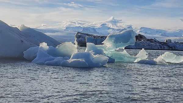 在美丽的阳光下漂浮在冰岛的冰山 — 图库照片