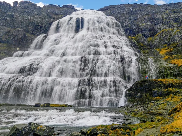 ディンジャンディは 西フィヨルドの最も有名な滝であり アイスランド全土で最も美しい滝の1つです — ストック写真