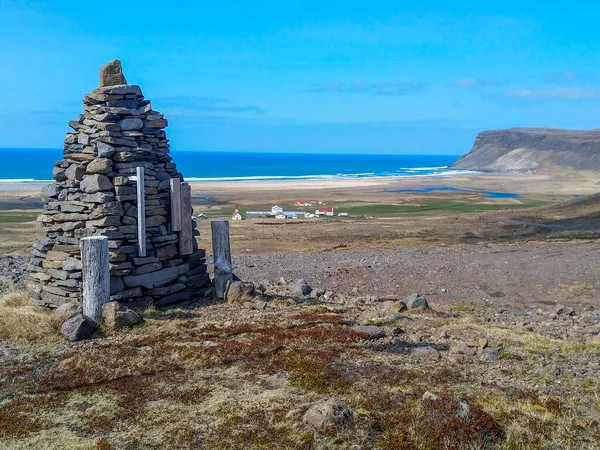 Widoki Zachodni Fiord Islandii Kamiennymi Stosami Jako Marker Islandia — Zdjęcie stockowe