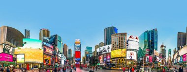 New York, Amerika Birleşik Devletleri - 21 Ekim 2015: insanlar ziyaret Times Square, Broadway tiyatroları ve Led işaretleri, büyük sayı ile New York City ve Amerika Birleşik Devletleri sembolü olduğunu.