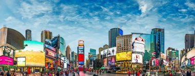New York, Amerika Birleşik Devletleri - 21 Ekim 2015: insanlar ziyaret Times Square, Broadway tiyatroları ve Led işaretleri, büyük sayı ile New York City ve Amerika Birleşik Devletleri sembolü olduğunu.