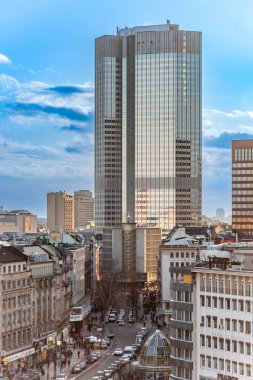 Frankfurt, Almanya - 20 Şubat 2010: Frankfurt am Main ufuk çizgisinde finans merkezi gökdeleniyle.