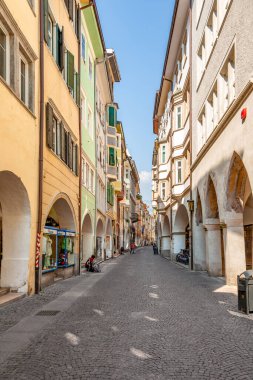 Bolzano, İtalya - 2 Ağustos 2009: Bolzano, Bozen, İtalya 'nın eski bölümünde Laubengasse' ye bakın.
