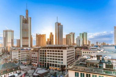 Frankfurt, Almanya - 20 Şubat 2010: Frankfurt am Main ufuk çizgisinde finans merkezi gökdeleniyle.