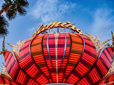 Las Vegas, Usa - 17 Temmuz 2008 Las Vegas Bulvarı 'ndaki Flamingo Otel ve Kumarhanesi öğleden sonra Usa, Las Vegas' taki neon ışıklarıyla.