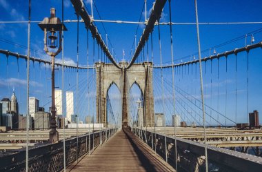 New York, ABD - 9 Eylül 1996: İkiz kuleleri olan Brooklyn Köprüsü 'nden New York' un ufuk çizgisi.