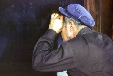 Pekin, Cina - 10 Temmuz 1984: Tipik eski Çinli işçi sınıfı elbiseli yaşlı adam Pekin 'deki yasak şehrin saraylarına bakıyor.,