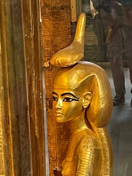 Cairo Egypt July 2023 Ancient Egyptian Gold Statue Protecting Goddess — Stock Photo, Image