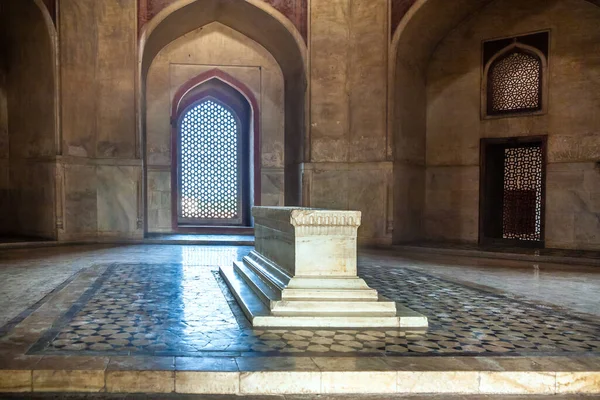 インドのデリー 2011年11月11日 インドのデリーにある人間の墓の中のイスラム様式の大理石の棺や装飾品の美しい床 フマユーンの墓はフマユーン帝の墓である — ストック写真