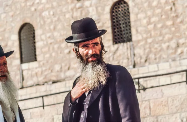 耶路撒冷 以色列 1995年1月1日 东正教犹太人在以色列耶路撒冷的西墙祈祷 1967年以色列吞并东耶路撒冷 包括旧城 从未得到国际承认 — 图库照片