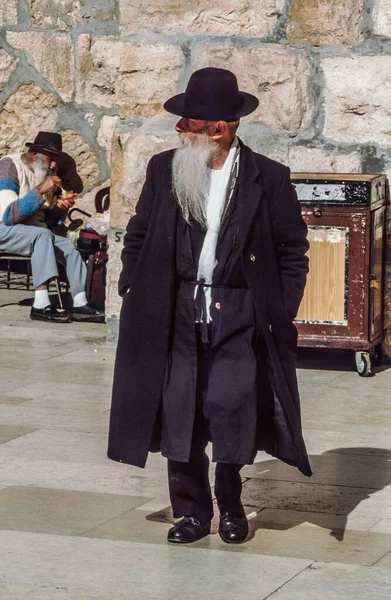 Jerozolima Izrael Stycznia 1995 Prawosławny Żyd Modli Się Murze Zachodnim — Zdjęcie stockowe
