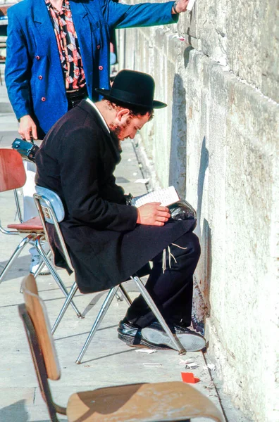 1994年 以色列 耶路撒冷 1994年12月30日 东正教徒在耶路撒冷圣地城墙西墙祈祷 — 图库照片