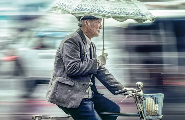 Pekin Çin Ağustos 1982 Yaşlı Adam Kolunda Şemsiyeyle Bisiklete Biniyor — Stok fotoğraf