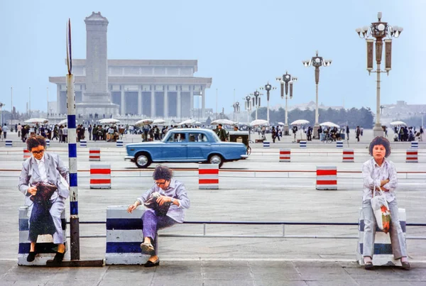 中国北京 1981年9月22日 妇女坐在中国天门广场 交通非常不便 — 图库照片