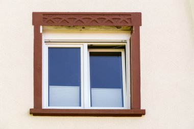 Almanya 'daki ev cephesinde klasik pencerenin ayrıntıları