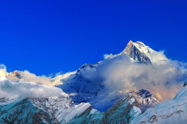 Machhepuchare ve Annapurna Merkez Kampı üzerinde mavi gökyüzü - Nepal, Himalayalar
