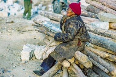 Lhasa, Çin - 20 Aralık 1984: Çin 'in Lhasa kentindeki Jokhan Sarayı yakınlarındaki eski bölgede yerel halk buluşuyor. Açık havada et satıyorlar..