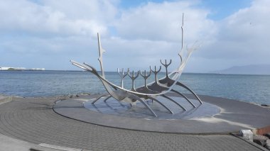 Reykjavik, İzlanda - 24 Mayıs 2023: Güneş Voyager 'ın heykeli, liman, Reykjavik, İzlanda, Kutup Bölgeleri
