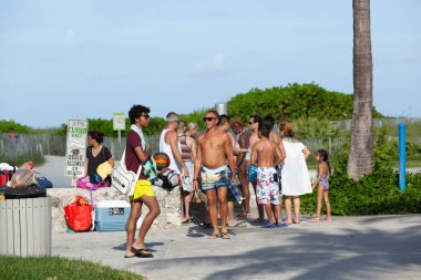 Miami, ABD - 23 Ağustos 2014: Güney sahilindeki insanlar öğleden sonra geç saatlerde okyanus gezintisine çıkarlar..