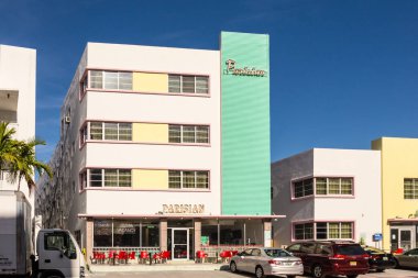Miami, ABD - 20 Ağustos 2014: Paris Oteli cephesi. Ocean Drive, Güney Sahili, Miami 'deki ünlü sanat deco oteli..