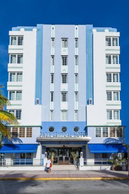 Miami, ABD - 20 Ağustos 2014: Okyanus kıyısında palmiye ağaçları bulunan Art deco Hotel Park Merkezi, Miami.