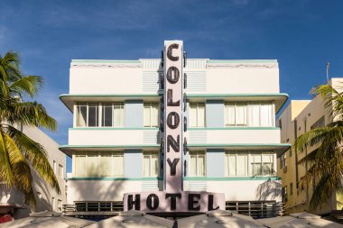 Miami, ABD - 20 Ağustos 2014: Okyanus yolunda palmiye ağaçları olan Art deco Hotel Colony ön cephesi, güney plajı, Miami.