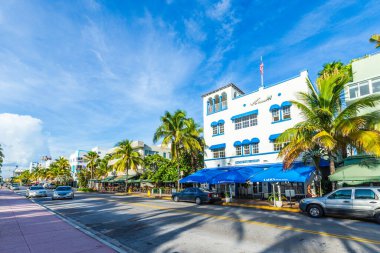 Miami, ABD - 20 Ağustos 2014: Okyanus yolunda palmiye ağaçları olan Art deco Hotel Pelikan ön cephesi, güney sahili, Miami.