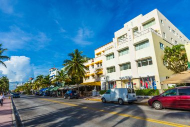 Miami, ABD - 20 Ağustos 2014: Okyanus yolunda palmiye ağaçları olan Art deco Hotel Pelikan ön cephesi, güney sahili, Miami.