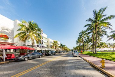 Miami, Abd - 20 Ağustos 2014: Miami Beach, ABD'deki ünlü Ocean Drive Avenue. Okyanus sürücü Miami Beach ana turistik nokta.