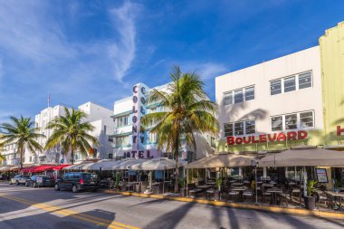 Miami, Abd - 20 Ağustos 2014: Miami Beach, ABD'deki ünlü Ocean Drive Avenue. Okyanus sürücü Miami Beach ana turistik nokta.