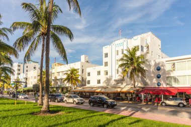 Miami, ABD - 20 Ağustos 2014: Okyanus kıyısında palmiye ağaçları olan sanat deco otelleri ön cephesi, güney sahili, Miami.