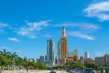 Miami, ABD - 19 Ağustos 2014: Miami 'ye tarihi saat kulesi manzaralı arabayla giriş.