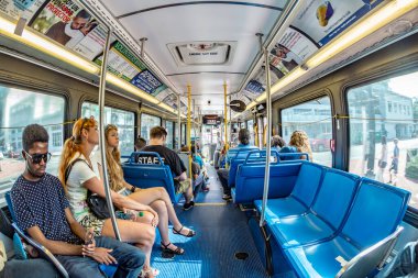 Miami, ABD - 18 Ağustos 2014: Miami, ABD şehir merkezindeki Metro otobüsündeki insanlar. Metrobus yılda 41 milyon mili kapsayan 1000 'e yakın otobüsle 90' dan fazla güzergah işletiyor..