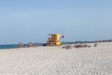Miami, Amerika Birleşik Devletleri - Ağustos 18, 2014: Miami, ABD Deniz tarafındaki insanlar. Miami beach kış aylarında spiking turistler arasında popüler bir yer.