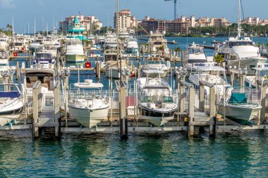 Miami, ABD - 18 Ağustos 2014: Mavi gökyüzü ve motorlu teknelerle iskele manzaralı Miami gökyüzü