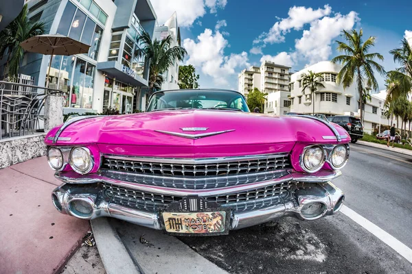 Miami Usa August 2014 Cadillac Vintage Car Parked Ocean Drive — Stock Photo, Image
