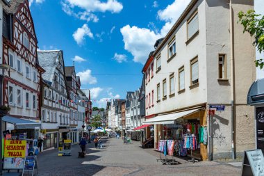 Montabaur, Almanya - 15 Haziran 2023: insanlar 16. ve 17. yüzyıllardan kalma sevgi ile restore edilmiş yarı ahşap binalarla eski Montabaur kasabasını ziyaret etmekten keyif alıyorlar..