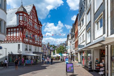 Montabaur, Almanya - 15 Haziran 2023: insanlar 16. ve 17. yüzyıllardan kalma sevgi ile restore edilmiş yarı ahşap binalarla eski Montabaur kasabasını ziyaret etmekten keyif alıyorlar..