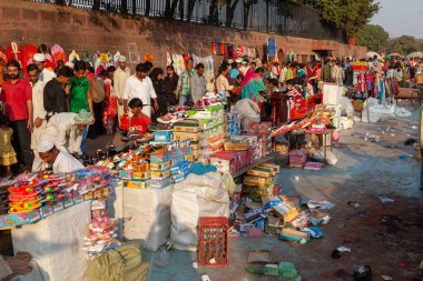 Yeni Delhi, Hindistan - 17 Kasım 2011: Chandni Chowk bölgesindeki Meena Bazaar 'daki insanlar Hindistan' daki eski açık hava pazarında mal satıyorlar..