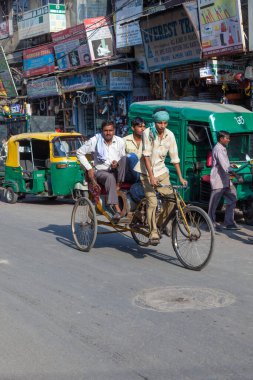 Yeni Delhi, Hindistan - 17 Kasım 2011: Eski Delhi 'deki en eski Chandni Chowk pazarında sokak hayatı. Chandni Chowk 'taki Meena Çarşısı' nda mal taşıyan, satan ve taşıyan insanlar.