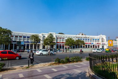 Yeni Delhi, Hindistan - 17 Kasım 2011: Connaught Place 'de sokak hayatı. Connaught Place, Yeni Delhi 'deki en büyük finansal, ticari ve iş merkezlerinden biridir..
