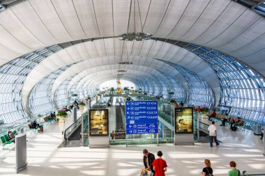 Bangkok, Tayland - 5 Ocak 2010: Yolcular yeni Bangkok havaalanı Suvarnabhumi 'ye gitmek için kalkış kapısında bekliyorlar..