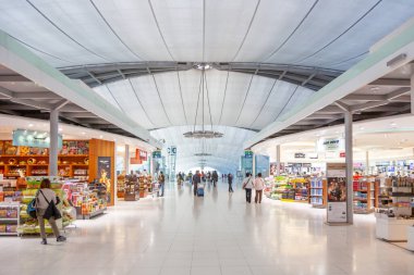 Bangkok, Tayland - 5 Ocak 2010: Bangkok Havaalanı Suvarnabhumi 'de gümrüksüz alan yolcuları.