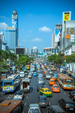 Bangkok, Tayland - 22 Aralık 2009: Bangkok 'taki ana yol öğleden sonra trafiği sıkışık CENTRAL alışveriş merkezi yakınlarındaki araçlarla, Sukhumvit Bangkok, Tayland.