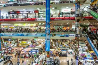Bangkok, Tayland - 22 Aralık 2009: Tayland 'daki Pantip Plaza' nın içinde, Tayland 'daki büyük elektronik ve yazılım alışveriş kompleksi Bangkok, Tayland' da ucuza satılıyor..